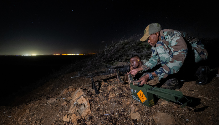Leden van de Caribische militie in actie
