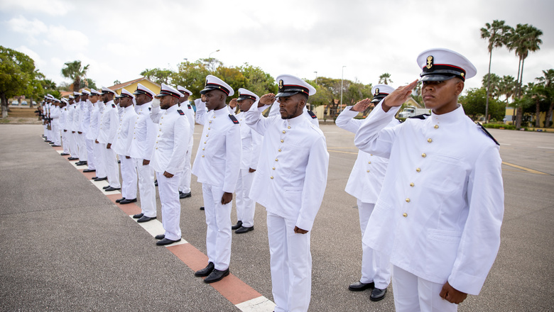 Leden van de Caribische militie salueren