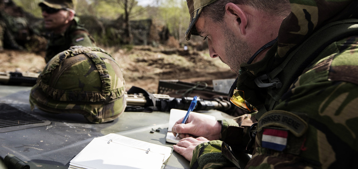 Militair schrijft in een boekje
