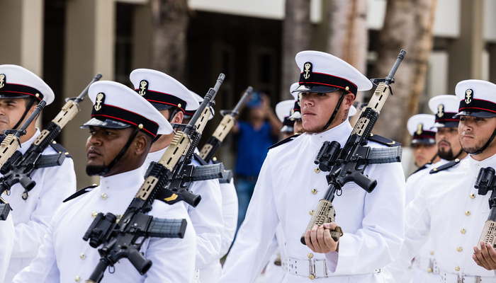 Leden van de Caribische militie marcheren