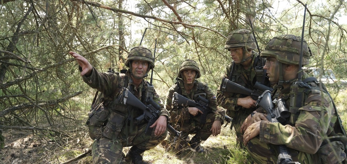 Militairen oefenen in een bos