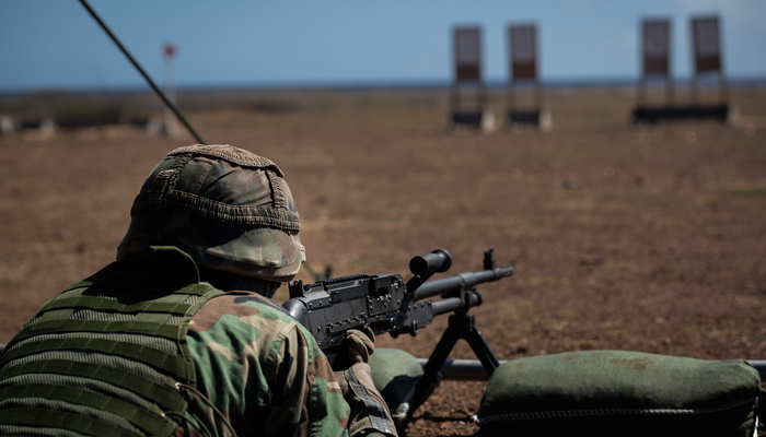 Lid van de Caribische militie op schietbaan