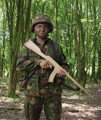 soldaat die poseert terwijl hij een nepwapen vasthoudt