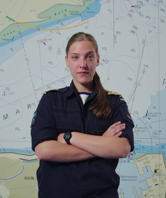 persoon met een uniform dat poseert