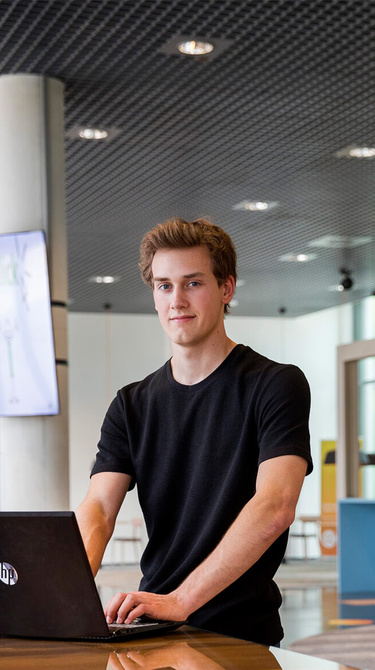 persoon met een laptop die poseert