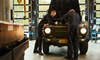 twee mensen die aan een voertuig werken