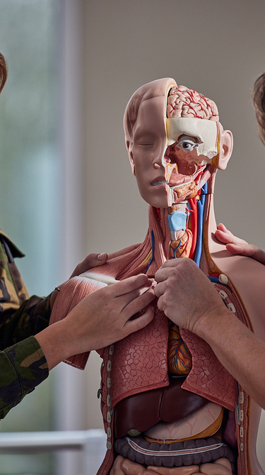 persoon die medicijnen oefent met een mannequin