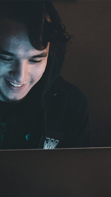 persoon die een laptop gebruikt