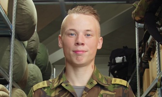 persoon die poseert met een uniform