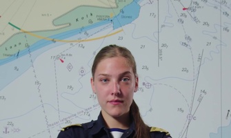 persoon met een uniform dat poseert