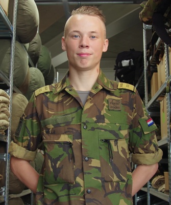 persoon die poseert met een uniform